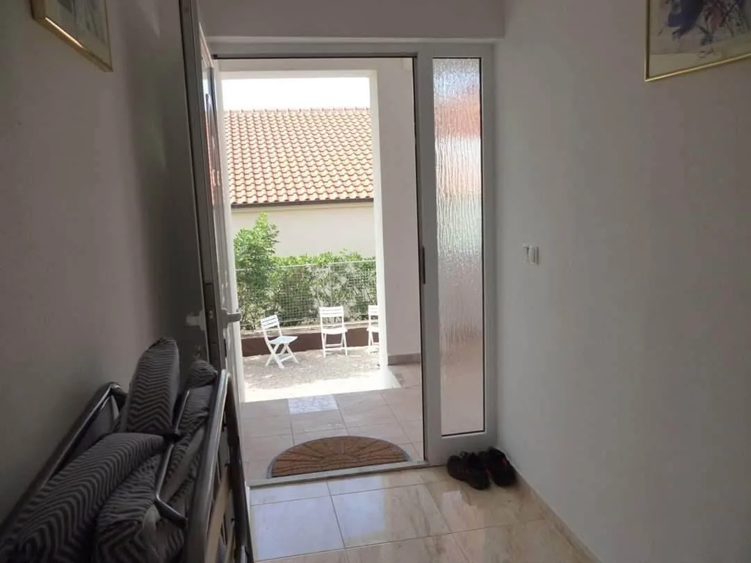 Apartman A2 — Dvorište, roštilj i interijer 10