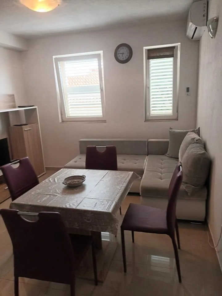 Apartman A2 — Dvorište, roštilj i interijer 2