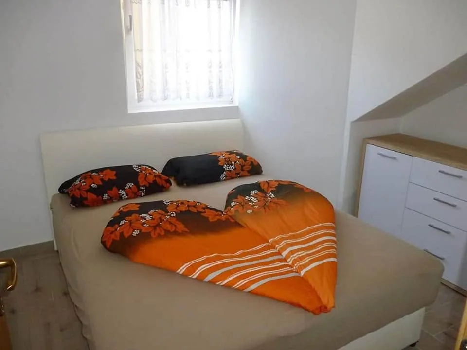 Apartman A2 — Dvorište, roštilj i interijer 4
