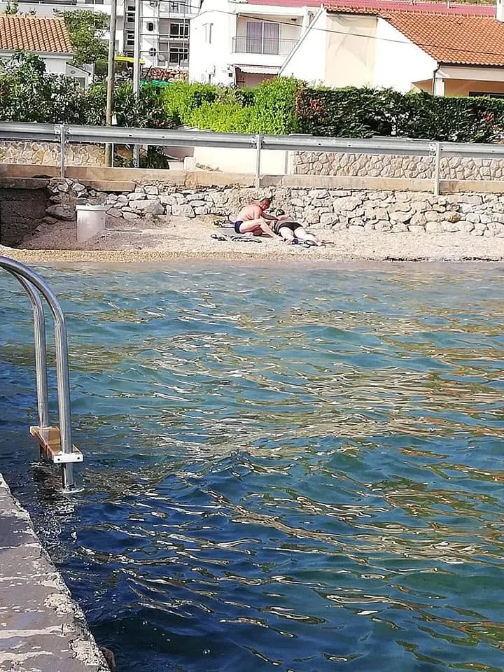 Apartman A2 — Dvorište, roštilj i interijer 5