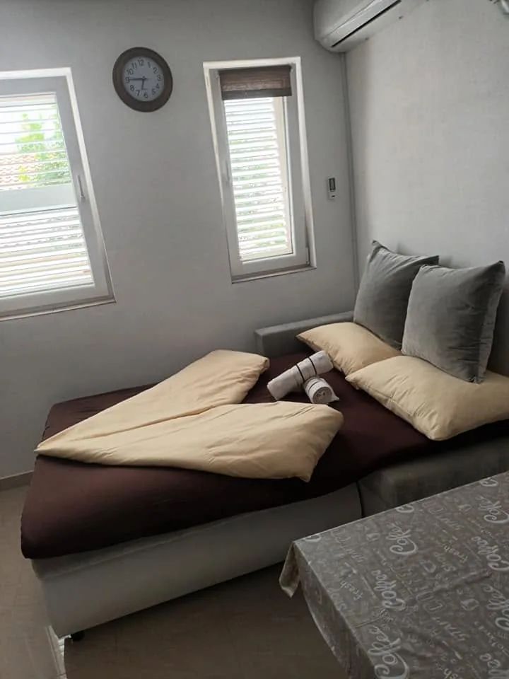 Apartman A2 — Dvorište, roštilj i interijer 8