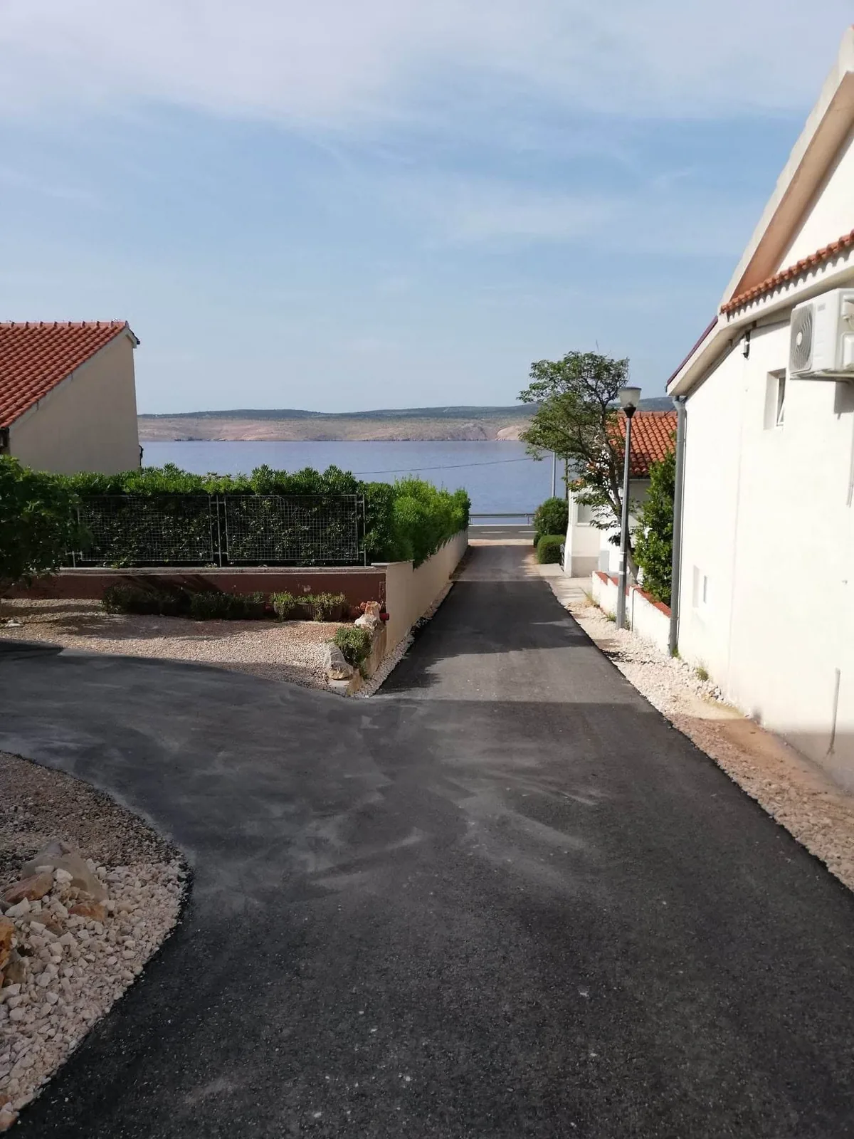 Apartman A2 — Dvorište, roštilj i interijer 9