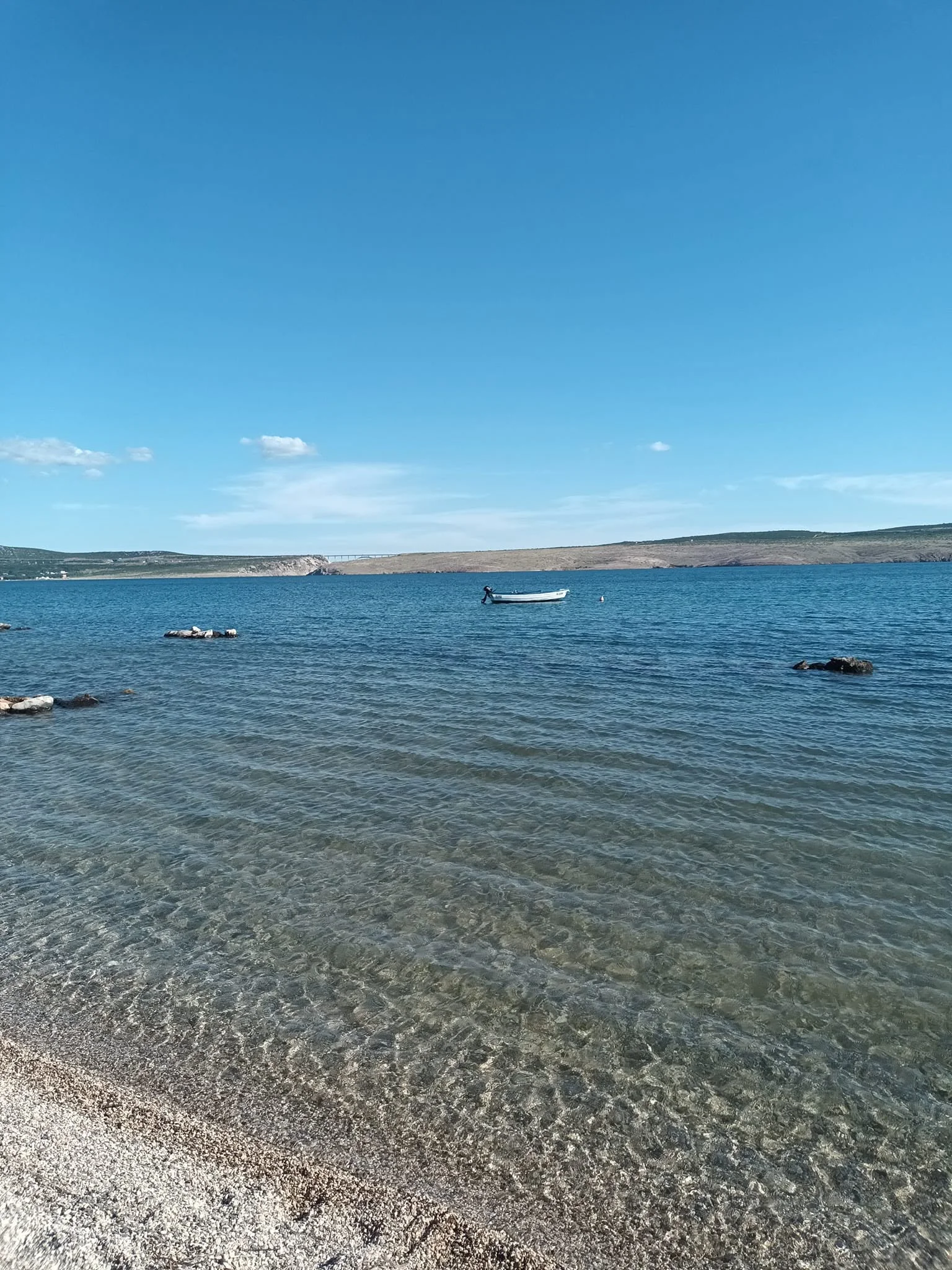 Okolica — Pogled na planinu Velebit s plaže